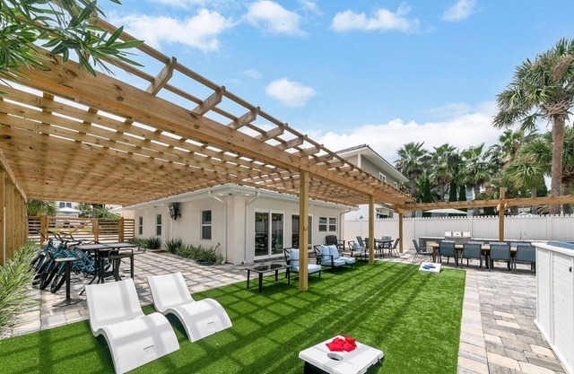 New Remodel! Close to Private Beach! Great Charismas Savings!