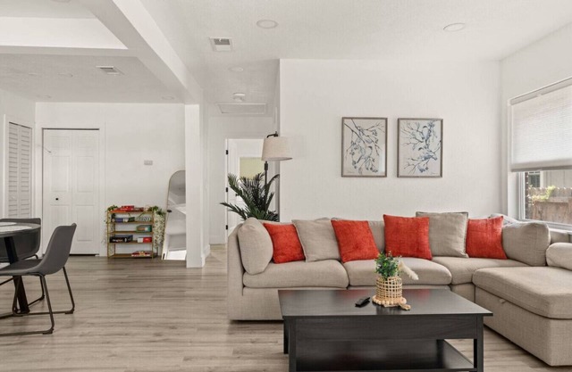 New Remodel - Walk to Bars/Eats 4bd/3ba w/Yard