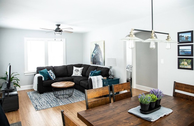 New Reno. Entire Home. Blue Bungalow in downtown Lake Geneva. Walk to Lake