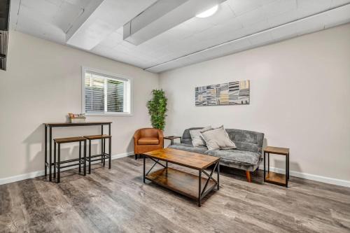 NEW Renovated Near CLE - King Bed, Metropark & Firepit