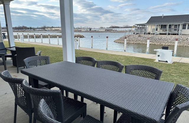 NEW spacious 2 BR/2 BA w. pool, dockage available, bar