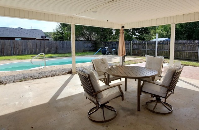 NEW! Spacious 3bd/2ba home with pool! Sleeps 8