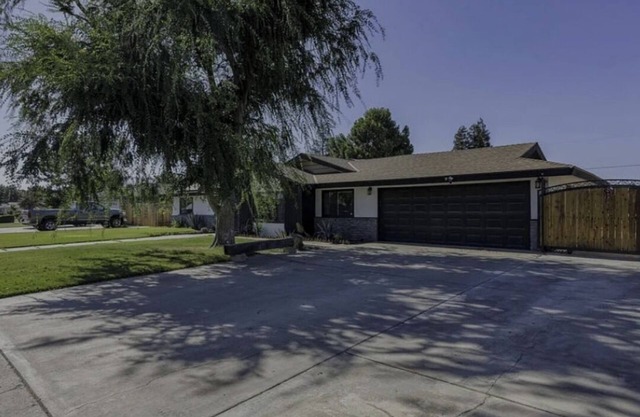 New! Specious 3-bedroom house in lovely Bakersfield with AC and pool