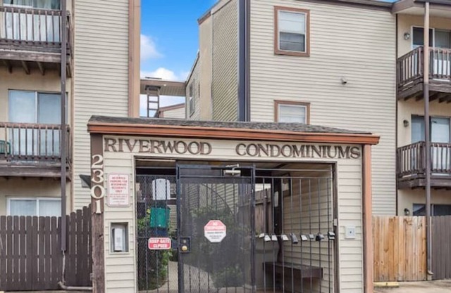 NEW Spider-Man Themed w Pool New Orleans Airport