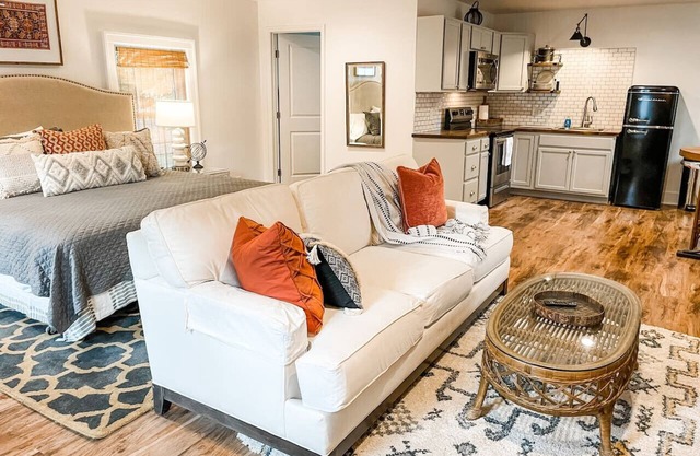 New Studio Apt w/KING Bed- 1mi. to Columbia's Sq!