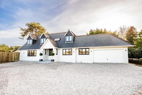 NEW! Stunning & Modern 5 bedroom home with Parking & Garden - Excellent Location!