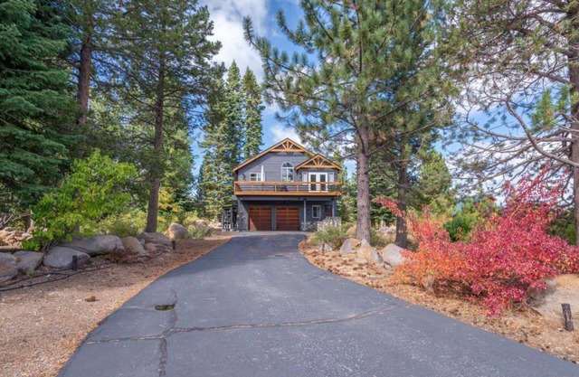 New! Stunning Tahoe Donner 3 bedroom 2.5 bath with 5 beds and gorgeous views