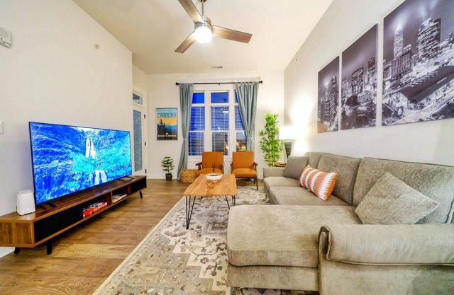 NEW Stylish Getaway Condo- 5 mil to Uptown/3 Smart TV's!