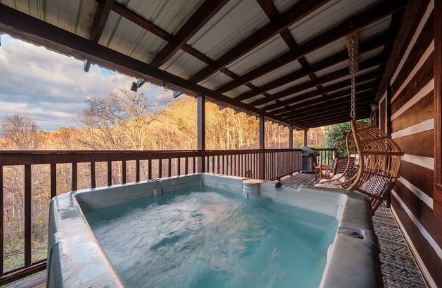 NEW Stylish Log Cabin w/Hot Tub, Views, Firepit in the Nantahala Forest!