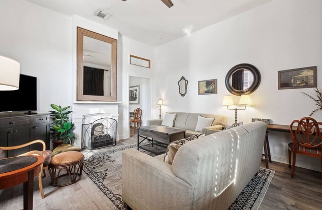 New Suite Oak St Retreat! Shops, Music & More!