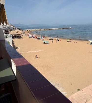 New Sunrise Beachfront Apartment, 4 Guest, Over 50s only
