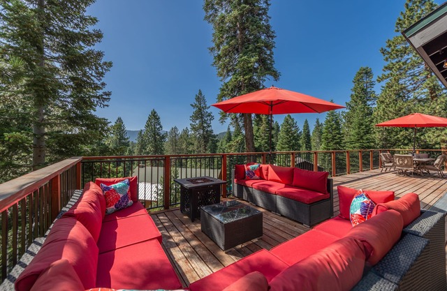 New~Sunrise on the Horizon~Spacious 4 Bedroom Home in Truckee!
