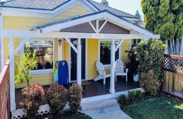 NEW Surfrider Bungalow - walk to downtown and the beach!
