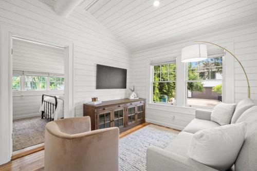 NEW! The Adaline Room #9 - Updated Hyde Park Penthouse, Steps to Bayshore