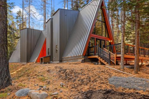 New! The McCall A Frame - Walk to restaurants and lake - Office - Library - Games