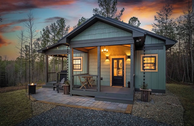 New Tiny Cabin in Morganton with Porch Bathtub close to Lake James