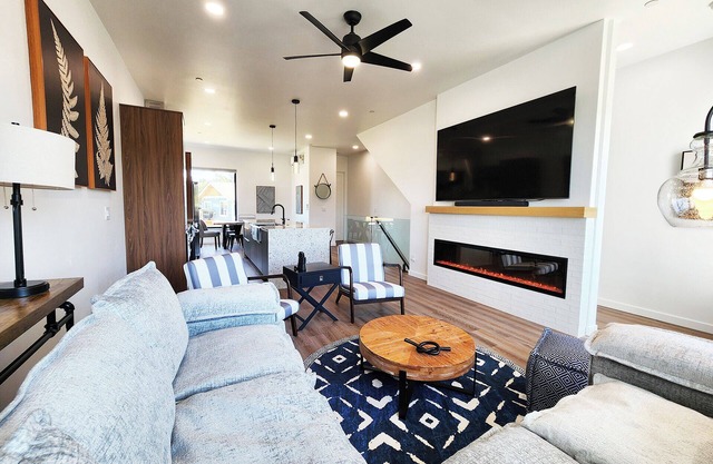New Townhome! Hot Tub! Dog Friendly! Short Walk to Beach ~ Salty Knot