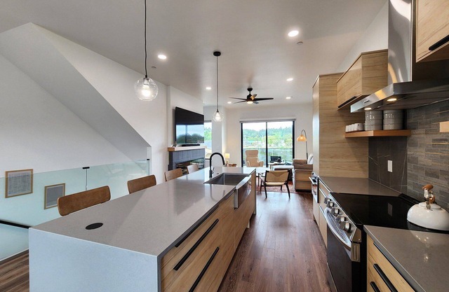 New Townhome! Hot Tub! Dog Friendly! Short Walk to Beach!