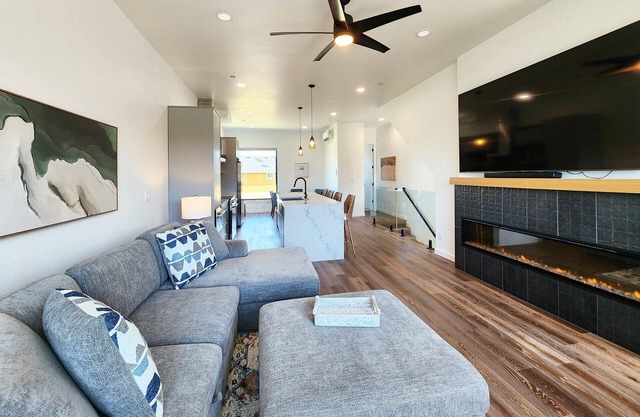 New Townhouse! Hot Tub! Dog Friendly! Short Walk to the Beach!