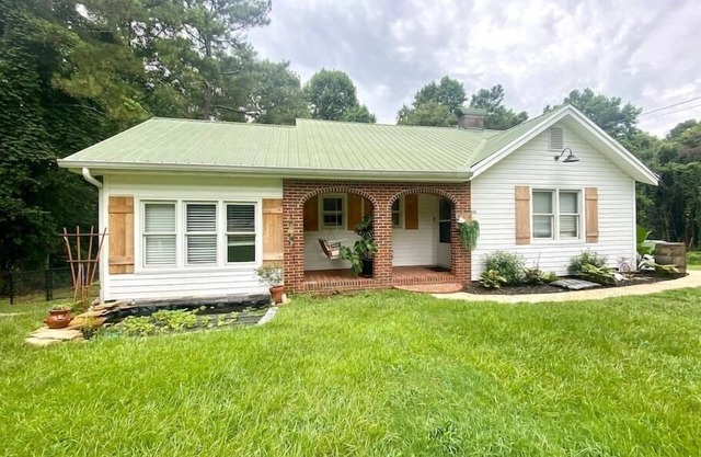 NEW Travelers Rest | Cute Bungalow Close to I-20