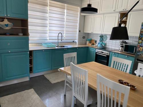 New Trendiest Location, Central & Modern apartment