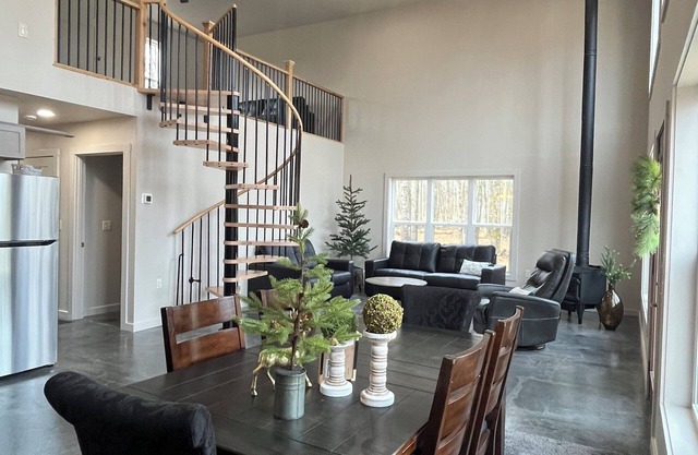 Newbuilt Lakefront Cabin, 2 bedrooms, 1.5 baths, 1 mins away from ATV trails