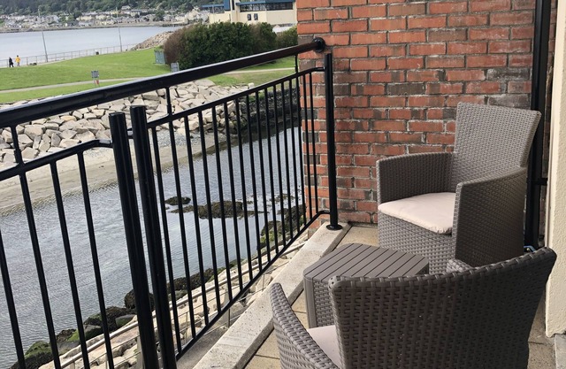 Newcastle Seafront apartment with WiFi & Parking