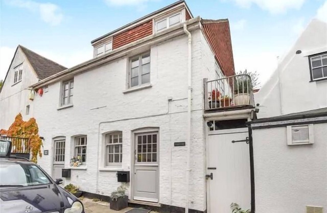 Newgate Cottage by NewFo rest