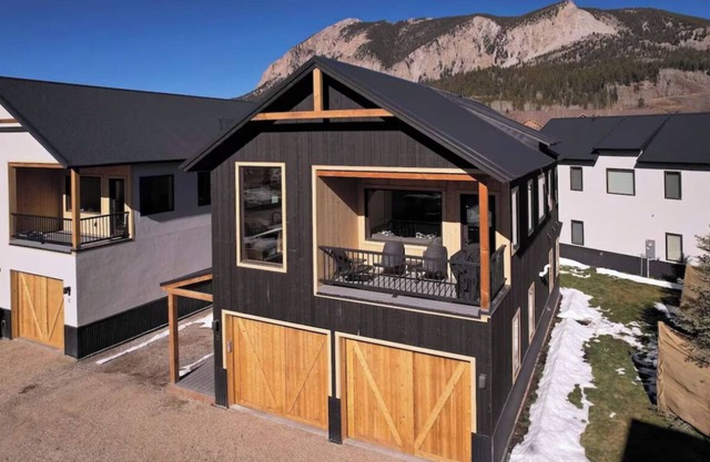 Newly built 3-bedroom townhome in Crested Butte with amazing views
