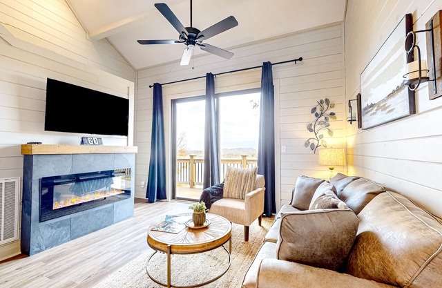 Newly built cabin overlooking Douglas Lake w/hot tub & free attraction tickets