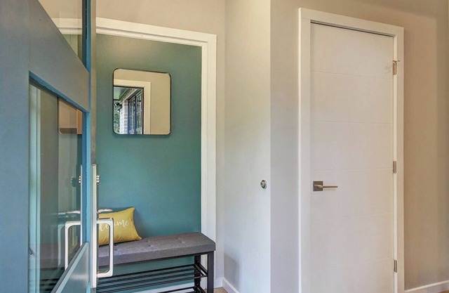 Newly built Contemporary 10 min to UNC, Malls, I-40, Close to Jordan Lake