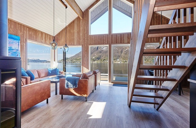 Newly built cottage in a fantastic location right by the sea!