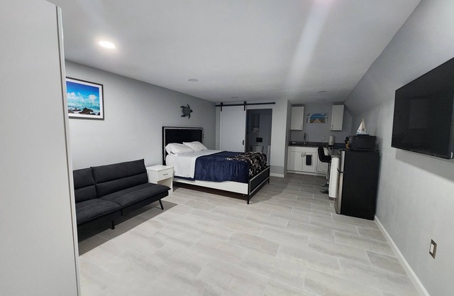 NEWLY BUILT COZY STUDIO A 7MINUTES FROM NOKOMIS BEACH!