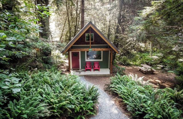 Newly built deluxe cabins, in a private redwood setting near the Smith River