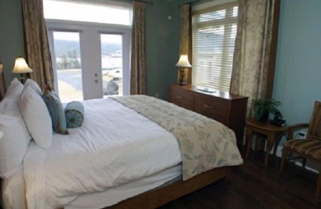 Newly Built House Overlooking Bras D'or Lakes - Golf Included in rates!