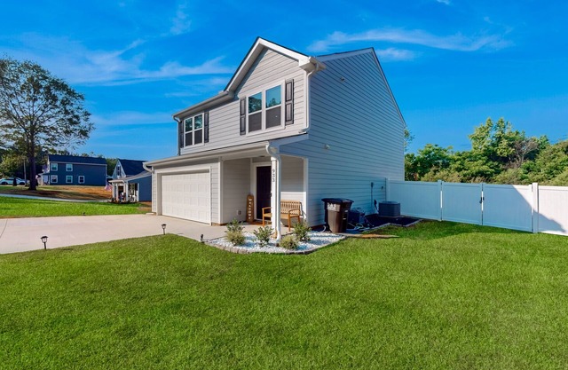 Newly built house with private putting green, fenced in yard + dog friendly