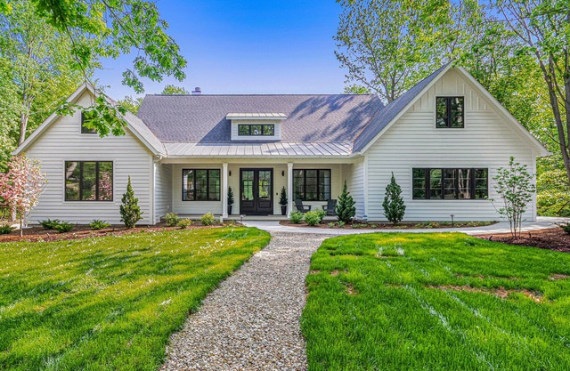 Newly built luxury home on 3 acres with private pool - 1 mile to the beach