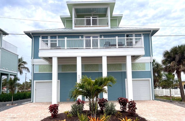 Newly Built! Pool! Your perfect beach getaway! Gulf-Side, Beach!