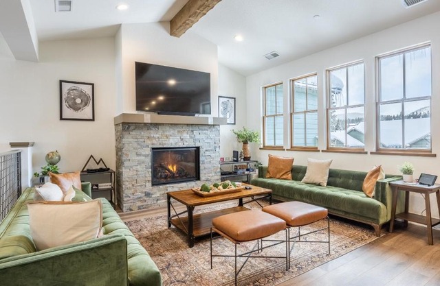 Newly Built Updated 3 Bed 2 and a half bath Creekhouse at Snowcrk Resort 1463 Amazing Mountain Views