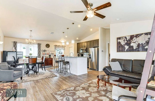 Newly built well kept peacefulneighborhood king size bed 2 car garage fireplace