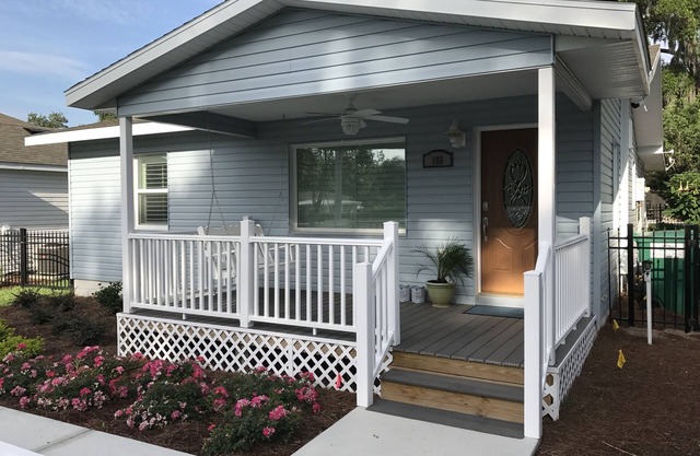 Newly Furnished 2 Bedroom, 1 1/2 Bath House With 2 Porches Close To The Villages