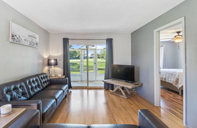 Newly furnished 2-beds condo w/golf course view!