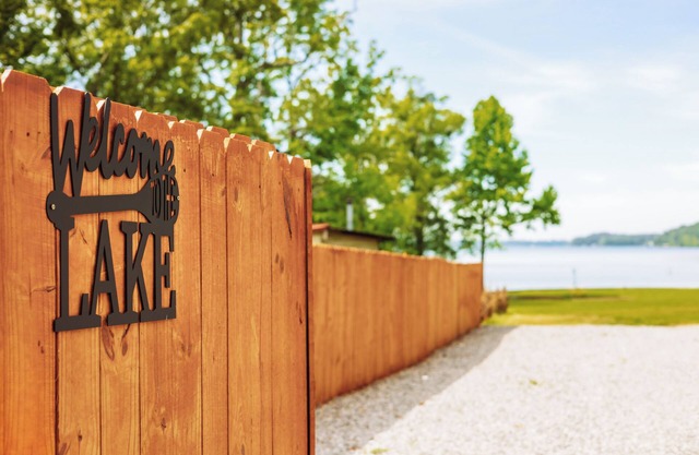 Newly listed! Cozy hideaway on Weiss Laken with private dock and kayaks!