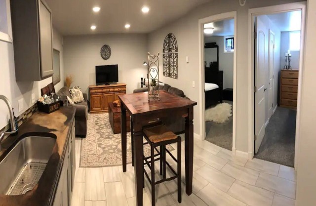 Newly listed, executive apartment, hot tub, great for adventure!