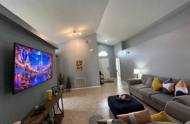 Newly listed - Modern & family friendly sleeps 9