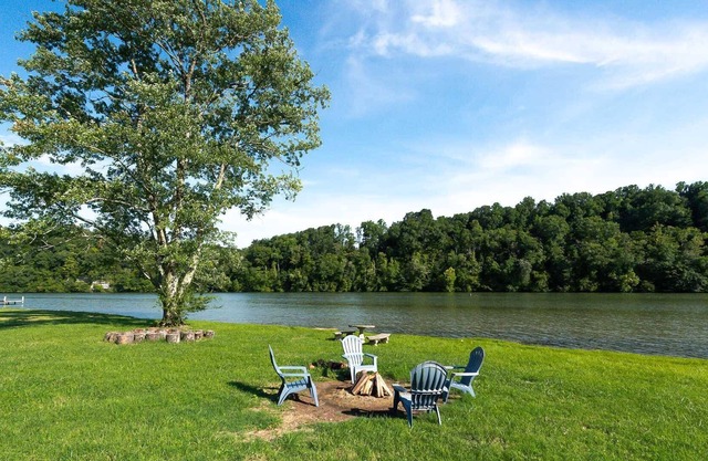 Newly Listed! Pet Friendly-Waterfront-Great Fishing on Clinch River! Enjoy the Firepit, View & More