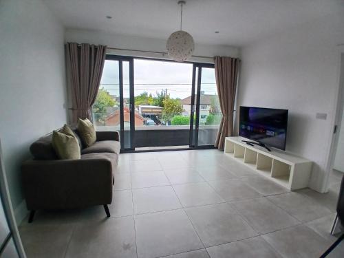 Newly Refurbed 2BD Wraparound Balcony 5km to City