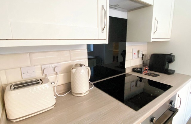 Newly Refurbished 2-Bed with Patio, Netflix & Wi-Fi