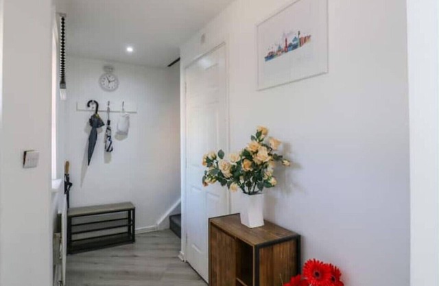 Newly Refurbished London House with Garden, Parking and 2 Bathrooms