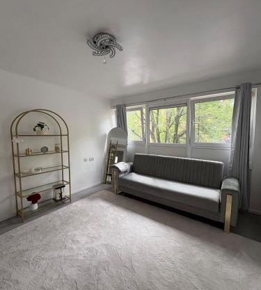 Newly Refurbished - Stylish - Modern - And Cosy Flat - King Size Bed with Built In Speakers - Bedside Lamp - And USB Ports - Sofa Bed - In Islington North London